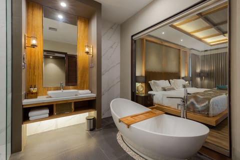 Executive Double or Twin Room | Bathroom | Rainfall showerhead, hair dryer, bathrobes, slippers