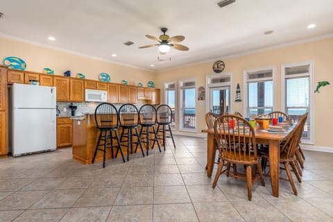 Dining and eating at Ahhh House