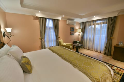 Executive Room, 1 King Bed | Individually decorated, individually furnished, desk, laptop workspace