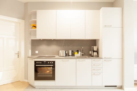 Apartment, 1 Bedroom, Patio | Private kitchen | Full-size fridge, microwave, oven, stovetop