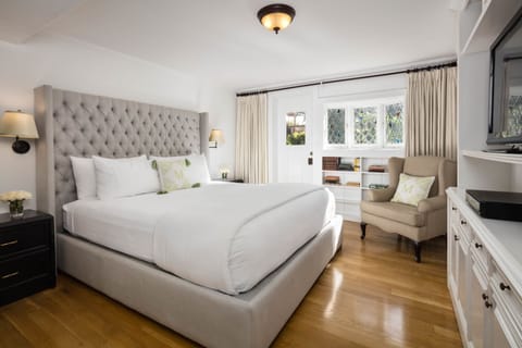 Premium bedding, down comforters, minibar, in-room safe