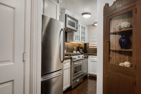 Full-size fridge, microwave, oven, stovetop