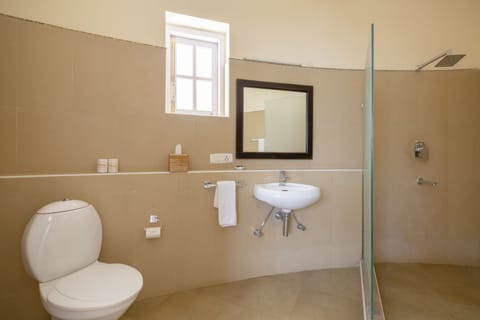 Room, 6 Bedrooms (W567) | Bathroom | Hair dryer, towels