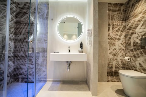 Luxury Studio Suite | Bathroom | Shower, slippers, towels