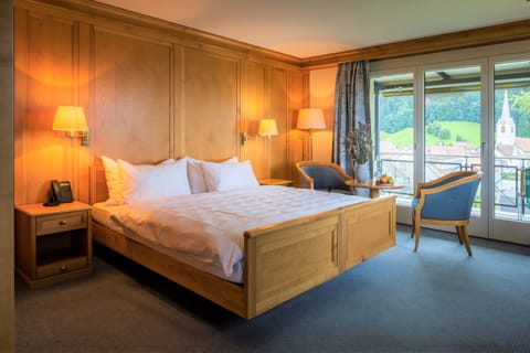 Hypo-allergenic bedding, in-room safe, desk, laptop workspace