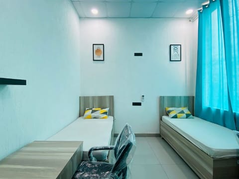 Deluxe Room, Mixed Dorm, Non Smoking, Microwave | Laptop workspace, bed sheets