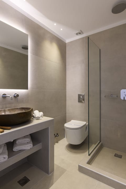 Suite Partial Sea View | Bathroom | Shower, free toiletries, hair dryer, bathrobes