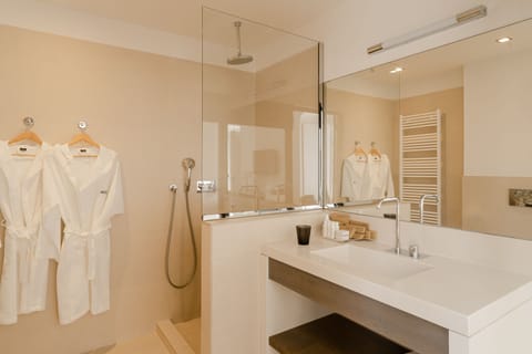 Superior Room, Terrace | Bathroom | Free toiletries, hair dryer, bathrobes, slippers