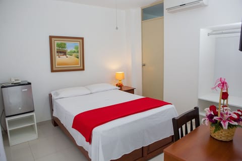 Romantic Room | Hypo-allergenic bedding, minibar, desk, free WiFi