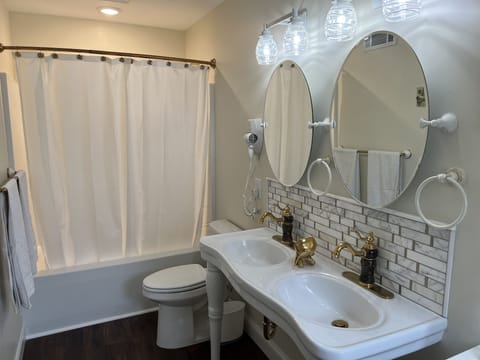 Room Number 3 | Bathroom | Combined shower/tub, hair dryer, towels, soap