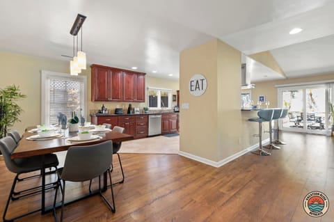 Host in style! Full table settings provided for your next formal dinner party.