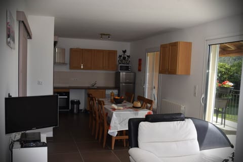 séjour gîte Cerisiers ombre bleue du figuier gîtes et chambres d'hôtes avec piscine ardèche