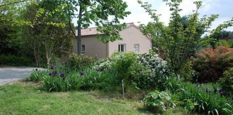 gîte Cerisiers ombre bleue du figuier gîtes et chambres d'hôtes avec piscine ardèche
