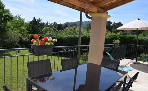 terrasse gîte Cerisiers ombre bleue du figuier gîtes et chambres d'hôtes avec piscine ardèche