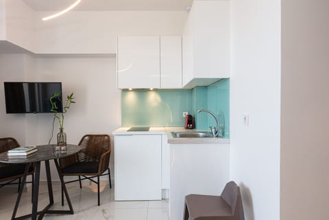 Enjoy romantic breakfasts and candlelit dinners.