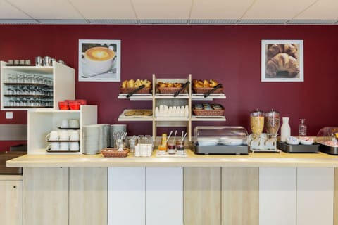 Daily continental breakfast (EUR 8.90 per person)