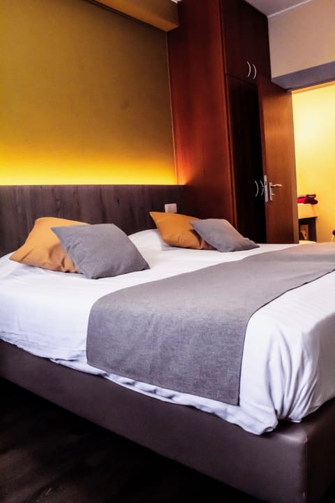 Double Room | Hypo-allergenic bedding, pillowtop beds, in-room safe, desk