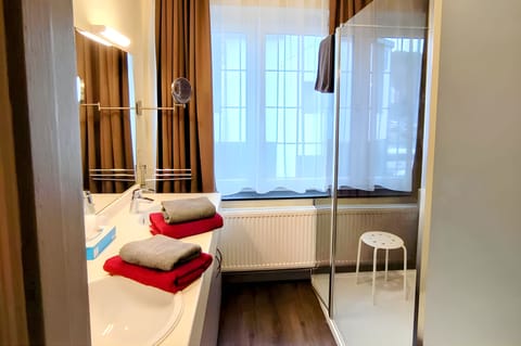 Superior Room | Bathroom | Shower, free toiletries, hair dryer, towels