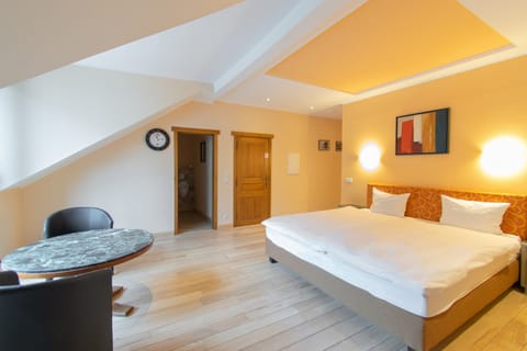 Junior Suite, 2 Bedrooms, Hot Tub | Desk, rollaway beds, free WiFi, bed sheets