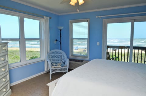 Corner Studio Oceanfront King | Individually decorated, individually furnished, iron/ironing board