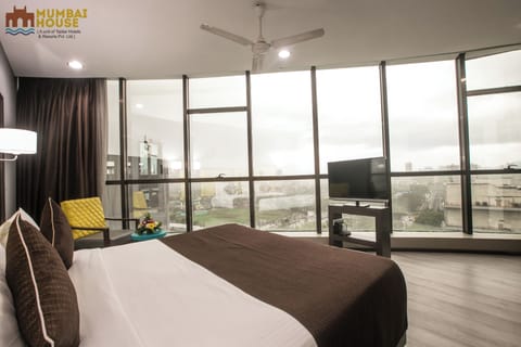 Premium Room | Pillowtop beds, in-room safe, individually furnished, desk