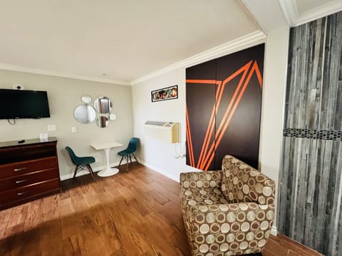 Signature Suite, 1 King Bed, Jetted Tub | In-room safe, desk, laptop workspace, soundproofing