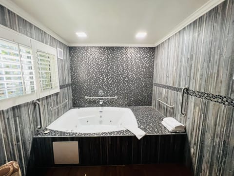 Signature Suite, 1 King Bed, Jetted Tub | In-room safe, desk, laptop workspace, soundproofing