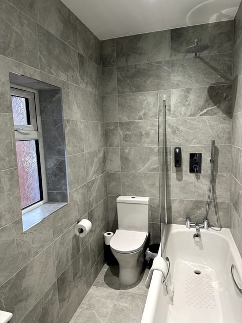 Triple Room | Bathroom | Hair dryer, towels