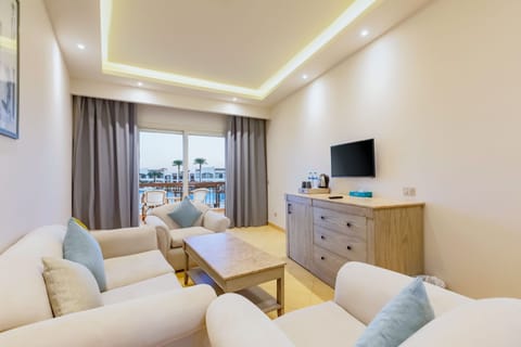 Junior Suite | Living area | 43-inch LCD TV with satellite channels, TV