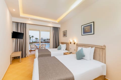 Junior Suite | Minibar, in-room safe, free WiFi, bed sheets