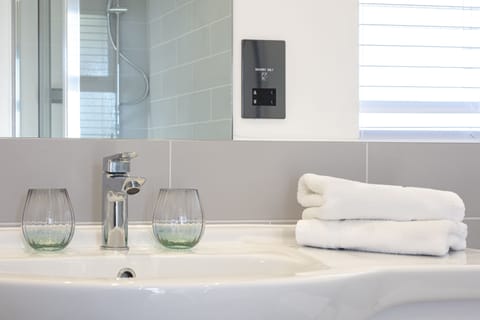 Standard Double or Twin Room | Bathroom | Towels