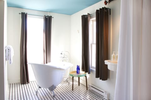 Room | Bathroom | Free toiletries, hair dryer, bathrobes, towels