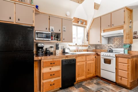 Cabin | Private kitchen | Full-size fridge, microwave, oven, stovetop