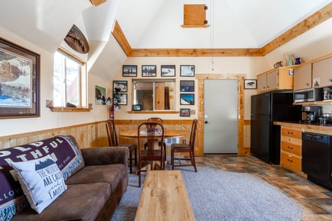 Cabin | Living area | 42-inch LED TV with satellite channels, TV