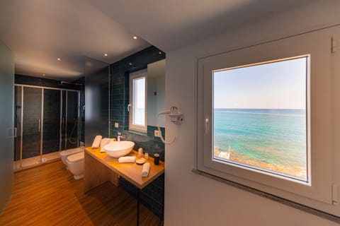 Executive Room | Bathroom | Shower, rainfall showerhead, free toiletries, hair dryer