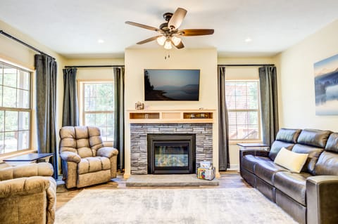 House | Living room | 46-inch Smart TV with satellite channels, TV, fireplace