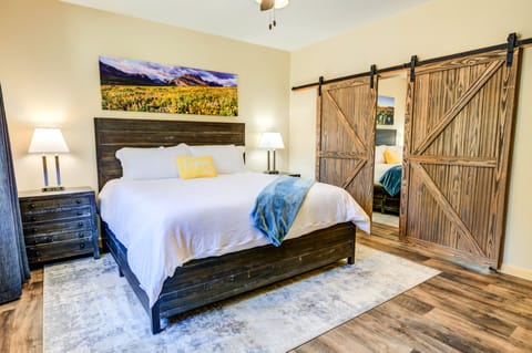 House | Premium bedding, down comforters, iron/ironing board, travel crib