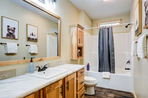 House | Bathroom | Hair dryer, towels, soap, shampoo