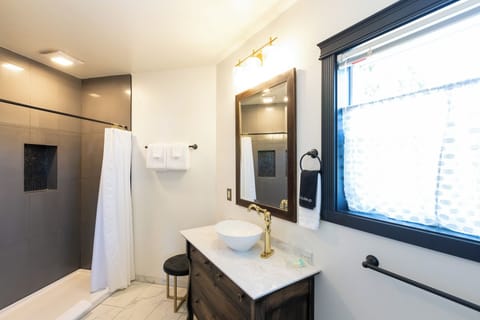 Room 11 | Premium bedding, pillowtop beds, free WiFi, bed sheets