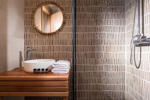 Shower, rainfall showerhead, free toiletries, hair dryer