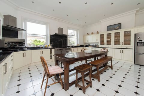 House, Multiple Bedrooms, Patio | Dining room