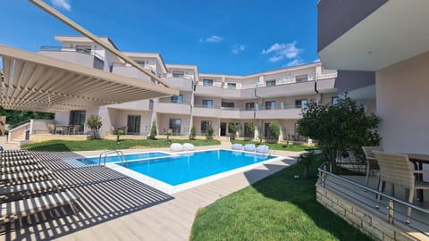 Seasonal outdoor pool, sun loungers