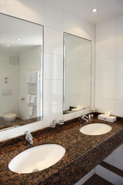 Standard Double Room | Bathroom | Shower, towels