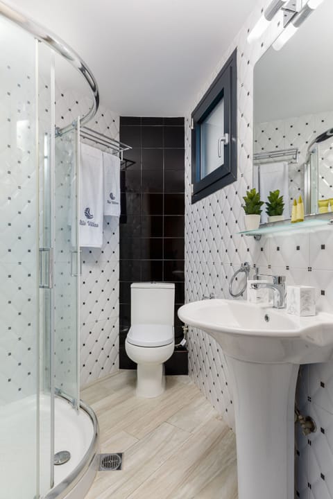 Deluxe Studio | Bathroom | Shower, rainfall showerhead, free toiletries, hair dryer