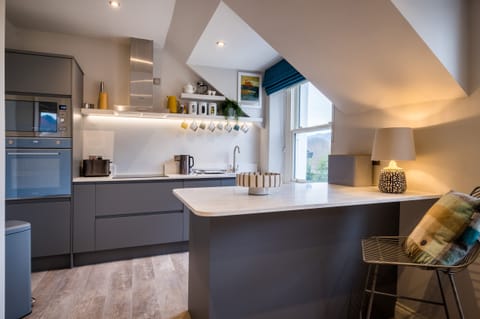 Cottage | Private kitchen | Fridge, dishwasher, electric kettle, toaster