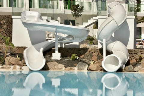 4 outdoor pools, open 10:00 AM to 6:00 PM, sun loungers