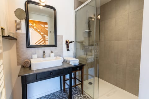 Design Double Room | Bathroom | Shower, free toiletries, hair dryer, towels