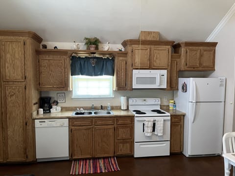 Full-size fridge, microwave, oven, stovetop