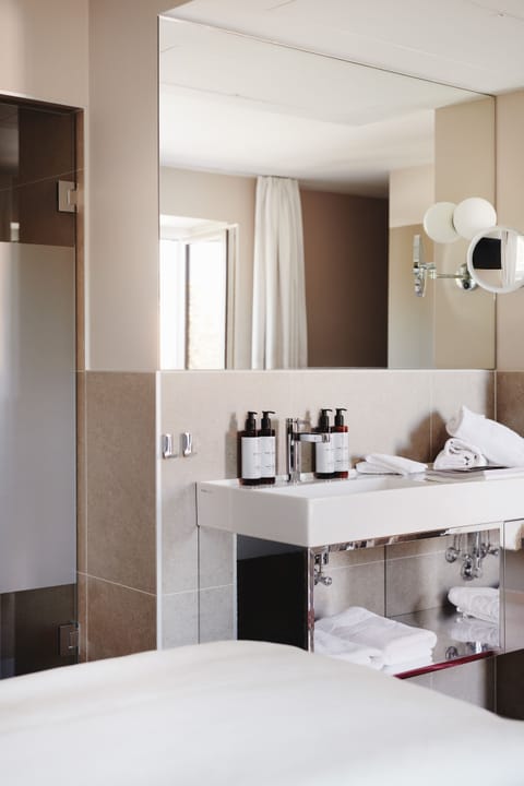 Garden Gallery | Bathroom | Hair dryer, towels