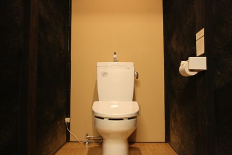 Standard Twin Room, Non Smoking | Bathroom | Shower, hair dryer, towels